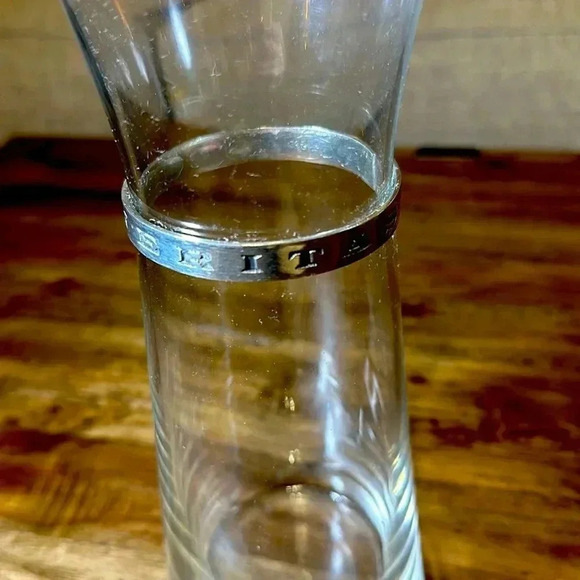 Vino Veritas Wine Carafe 10” Glass Pour Spout Silver Collar EUC - Picture 4 of 9